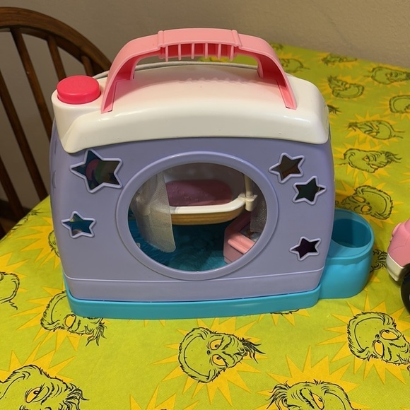 PRE OWNED LOT OF FISHER PRICE LITTLE PEOPLE CUDDLE AND PLAY SET AND WORKING CAR - Picture 6 of 15